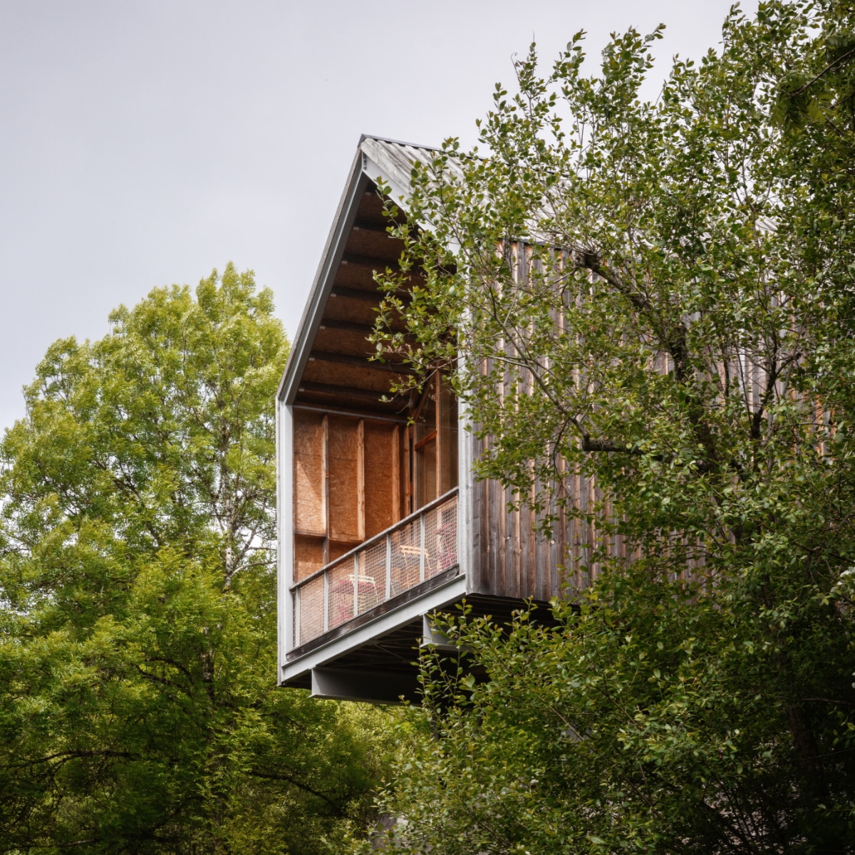 Les cabanes du bois basalte · Manzat, Auvergne